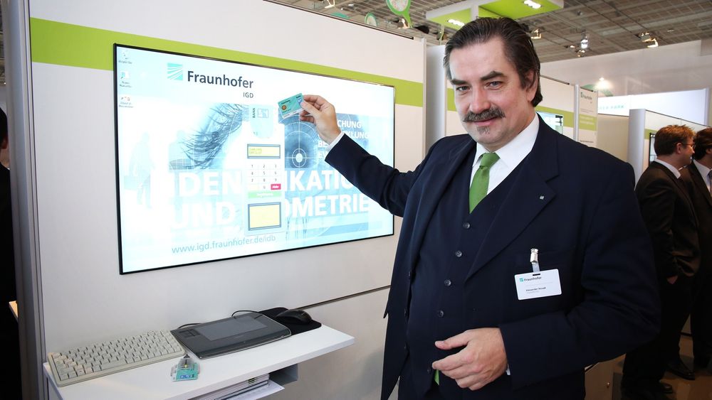 Forsker ved Fraunhofers institutt for datagrafikkforskning Alexander Nouak demonstrerer hvor enkelt signaturen din kan identifisere deg når du skal betale for noe.  