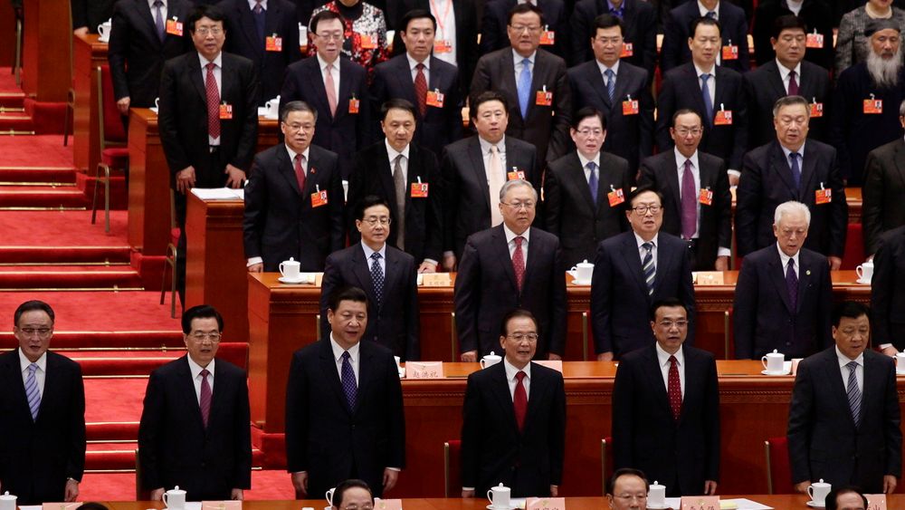 President Hu Jintao, kommunistpartiets leder Xi Jinping, statsminister Wen Jiabao og visestatsminister Li Keqiang synger Kinas nasjonalsang ved åpningen av Folkekongressen.  