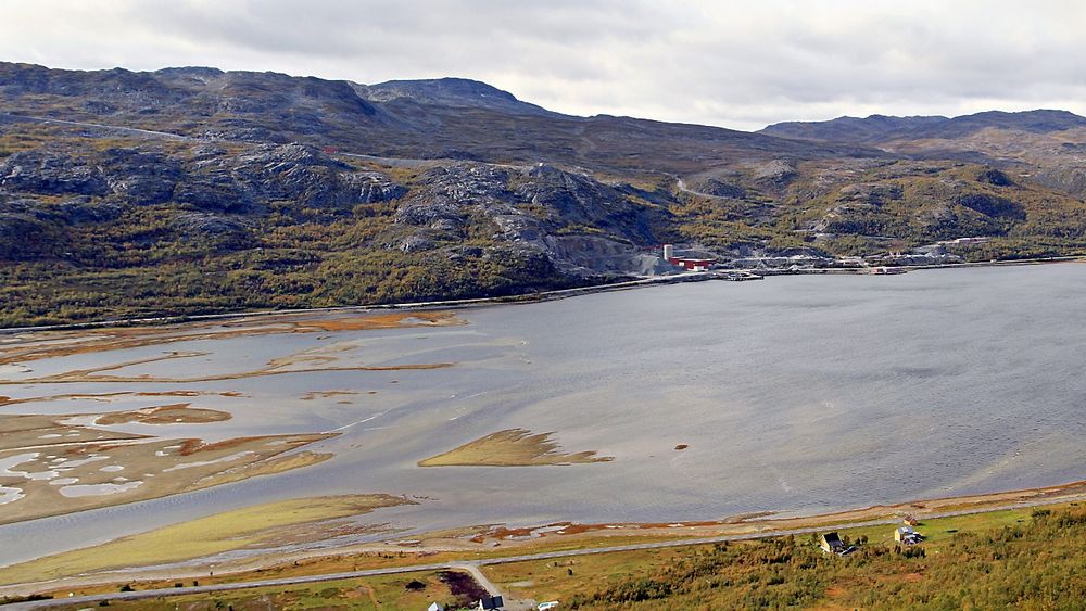 Her i Repparfjorden vil Nussir deponere opptil to millioner tonn tungmetallholdig avfall. Ja, sier kommunalminister Jan Tore Sanner. Nå havner saken på Miljødirektoratets bord.