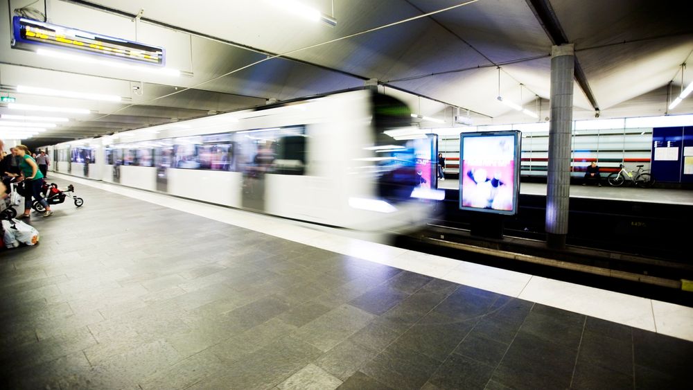 T-bane ankommer Jernbanetorget stasjon i Oslo. t-banen ruter t-banetunnel 