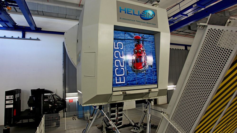 Dette er EC225-simulatoren som Thales har innstallert for Helisim i Marignane. I løpet av et par år kommer en tilsvarende simulator til Sola. 