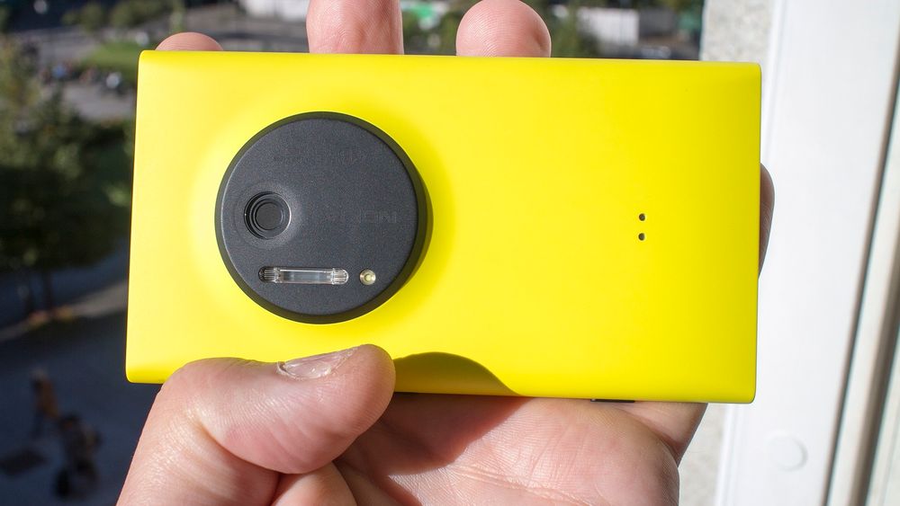 Liten kamerakul: Nokia Lumia 1020 er tynnere enn Lumia 920, som det likner på, med unntak av en liten kul der kameraet og blitsene er montert.  