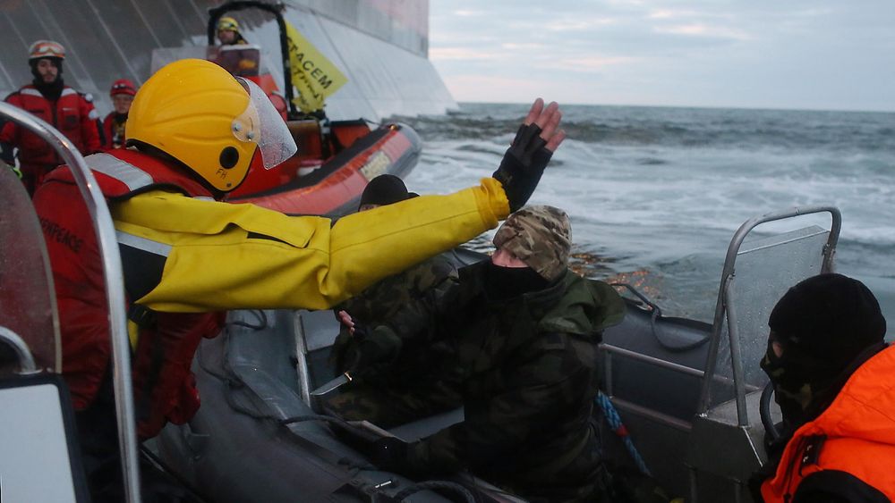 Kniv: Den russiske kystvakten trakk kniv mot Greenpeace-demonstranter.