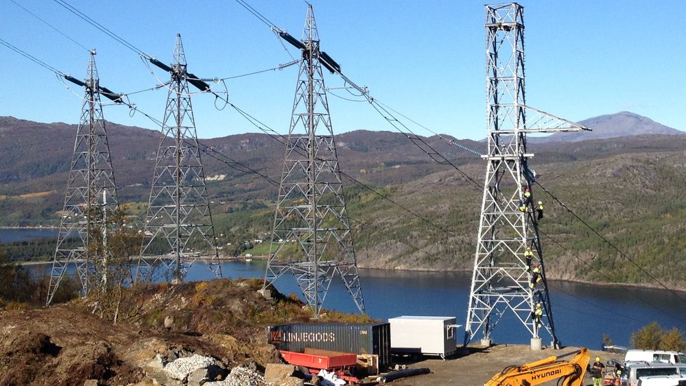 Highlight Safety kaster kortene og vil ikke lenger drifte det radarbaserte flyvarslingsanlegget Ocas. Derfor må Statnett ty til velprøvd "teknologi", nemlig fargemerking av spennbukker. Bildet er tatt ved Rombaksfjorden i Nordland i forrige uke.