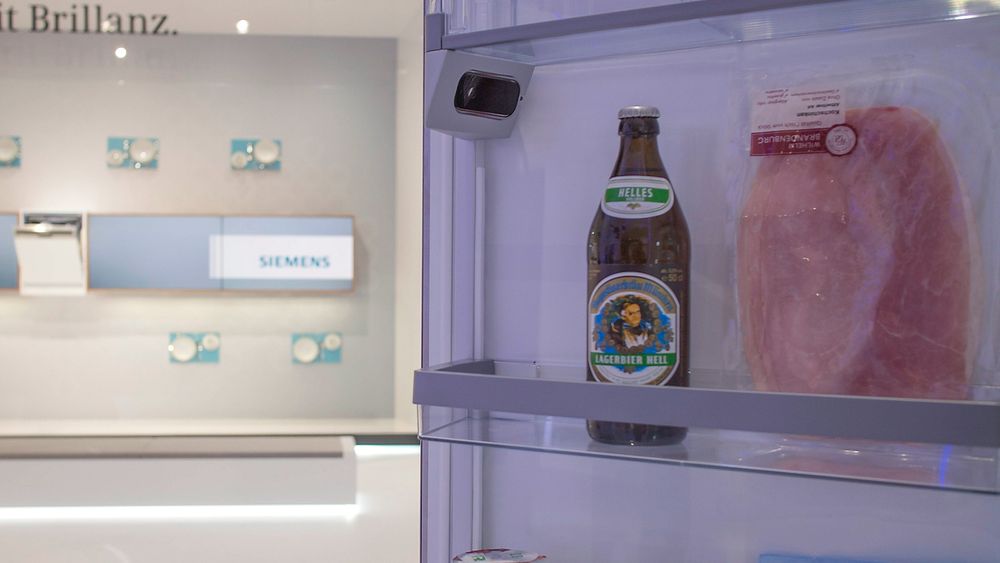 Kameraet i kjøleskapet som er montert over og til høyre for ølflasken er bare en prototyp BSH jobber med, men de tror at det kommer på markedet i løpet av et år eller to. Da kan du se inn via en app på telefonen.  