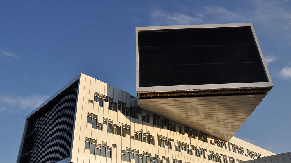 Statoilbygget på Fornebu fikk i utgaqngspunktet energimerke B grunnet kjøp av fjernvarme. Med de nye reglene oppnår bygget energiklasse A.