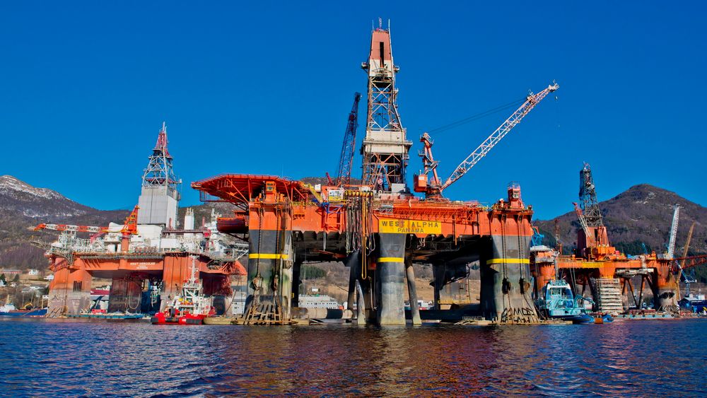 West Hercules, som ligger til venstre i bildet, holder fortsatt på i Iskrystall-brønnen til Statoil. 