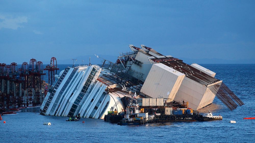 Arbeidene var mandag i gang med å heve cruiseskipet Costa Concordia, som forliste utenfor øya Giglio i Italia i januar i fjor. Ulykken kostet 32 mennesker livet. 