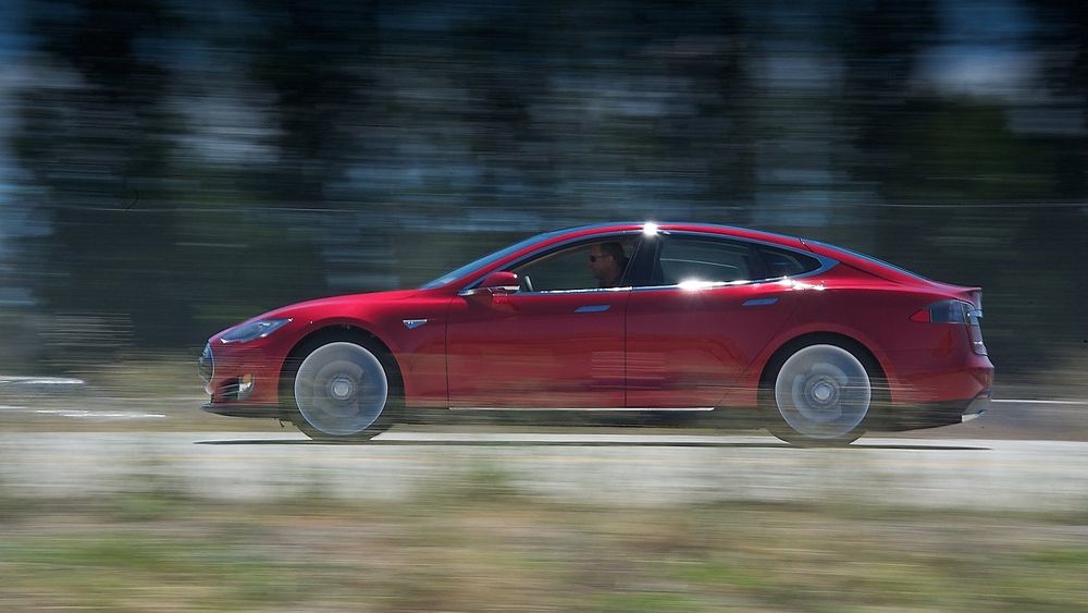 Elbiltettheten på Østlandet, gjør at testarenaen får tilgang på et volum av testkandidater som er unikt i verdenssammenheng, ifølge Sintef. Her en Tesla Model S, en elbil som mange nordmenn venter på.