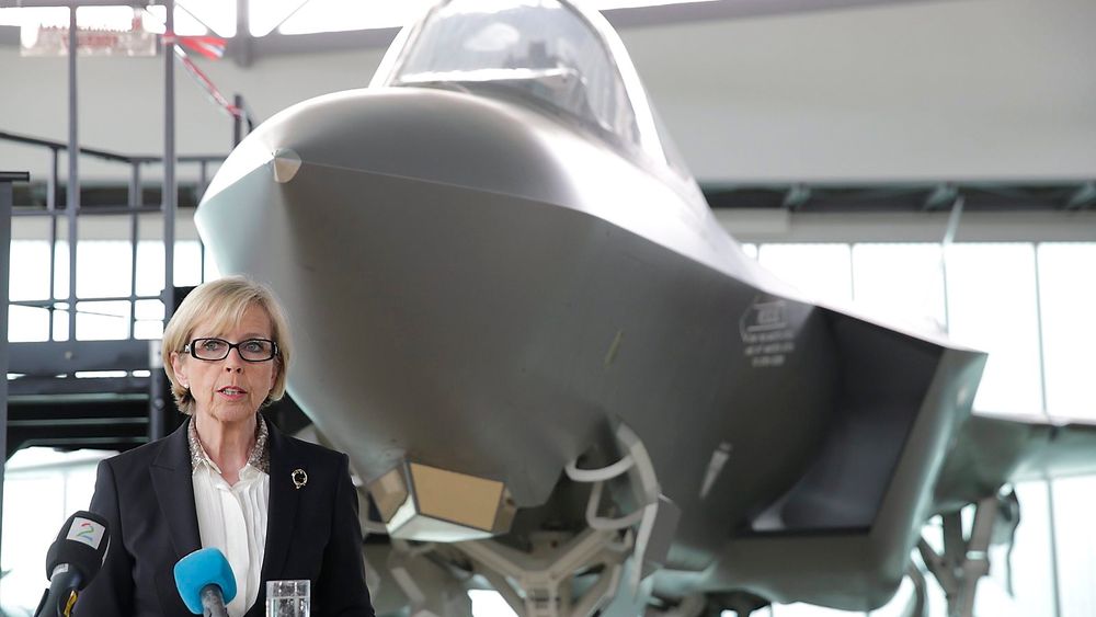Forsvarsminister Anne-Grete Strøm-Erichsen orienterte fredag om kampfly og regjeringens videre planer. 