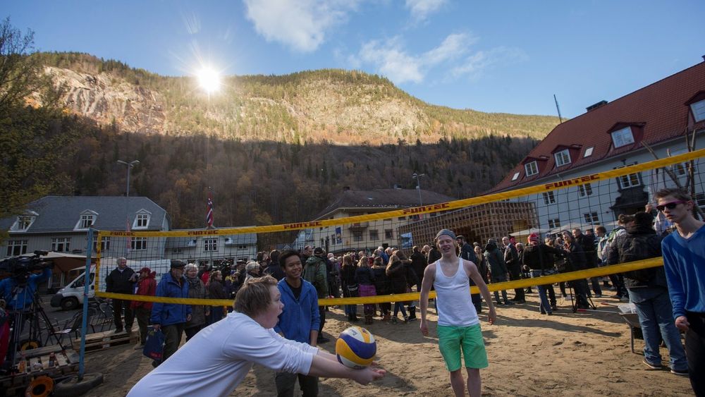 At både sandstranden og sollyset må bringes kunstig til Rjukan vinterstid satte ingen demper på spillegleden hos disse volleyballspillerne, som koste seg i glansen fra det nye solspeilet.
