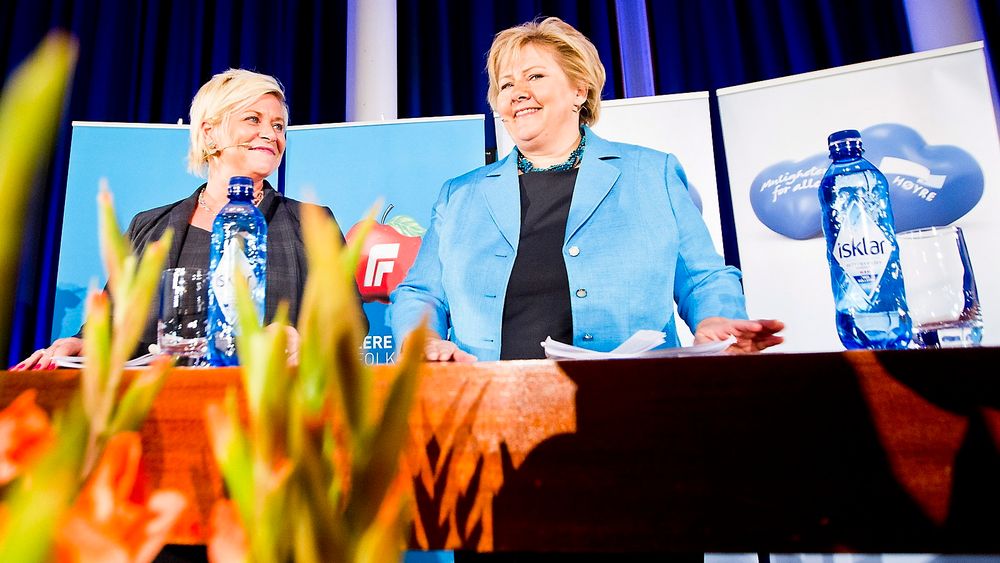 Høyre-leder Erna Solberg (t.h.) og Frp-leder Siv Jensen holder pressekonferanse på Sundvolden hotell mandag kveld, i forbindelse med regjeringsforhandlingene.De lover kraftig satsing på IKT. 