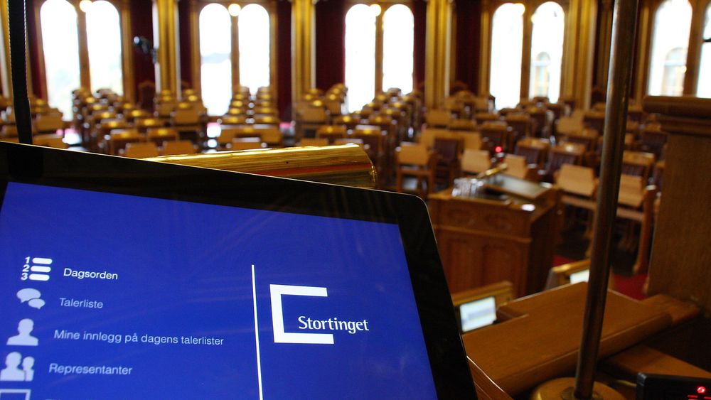 FLEKSIBILITET: Flere folkevalgte bruker allerede nettbrett når de går på på talerstolen her i Stortinget, og nå får de en egen app som skal redusere papirbruken ytterligere og gi en mer fleksibel arbeidsdag.