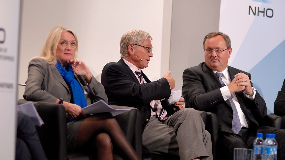  Før et felles langsiktig europeisk mål for reduksjon av CO2-utslippene er på plass, mener generalsekretær Hans ten Berge (i midten) i bransjeforeningen Eurelectric at det er for risikabelt å bygge nye kraftforbindelser mellom landene. Til høyre sitter Statkraft-direktør Steinar Bysveen, til venstre sitter medlem i EU-parlamentet, Britta Thomsen.  