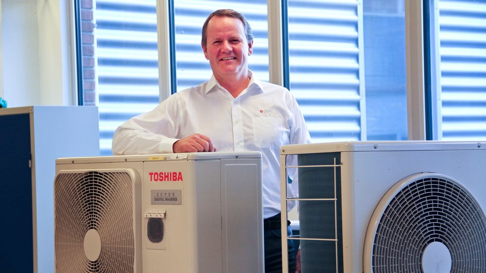 Hos varmeleverandøren ABK, som leverer både solfangere og varmepumper, er Christian Arnesen kritisk til hvordan professor John Rekstad bruker innsamlede data til å sette de to systemene opp mot hverandre.