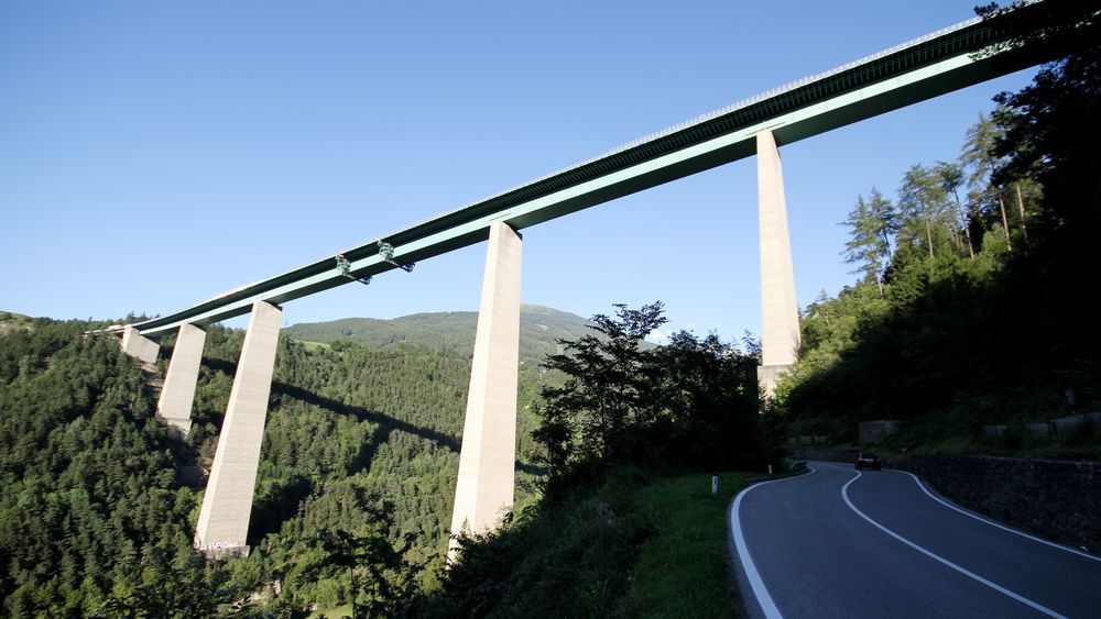Østerrike har bygget flere tusen kilometer motorvei uten å belaste statsbudsjettene. Her er Europabroen på motorveien A13.