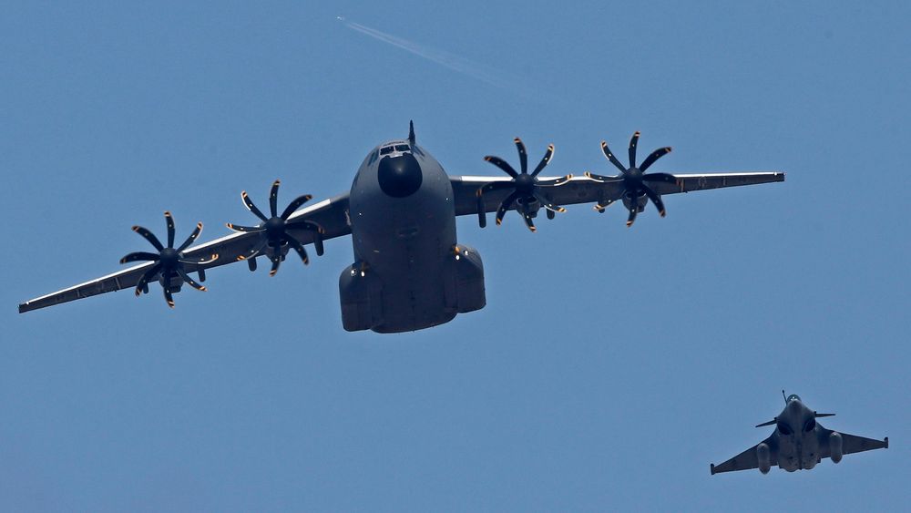Et Airbus A400M-fly på vingene over Paris.