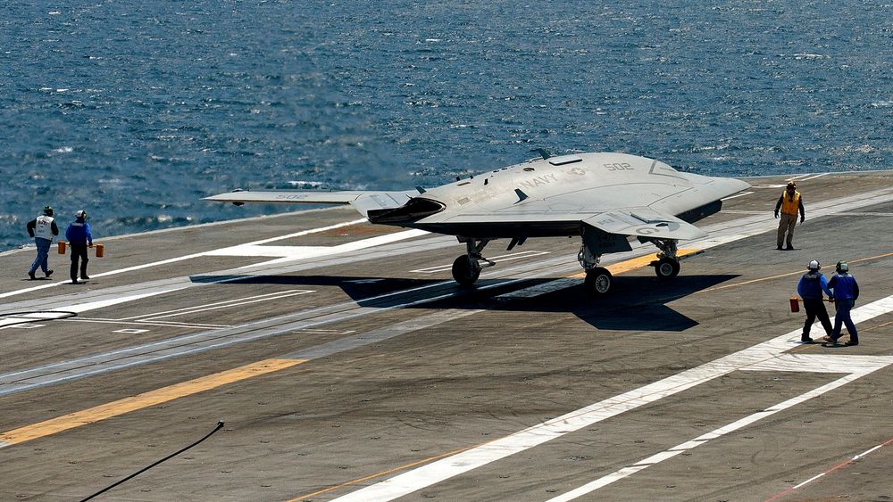  Kan selges: Her har det førerløse flyet X-47B landet på hangarskipet USS George H. W. Bush i Atlanterhavet. USA vil nå selge droner til sine allierte. 