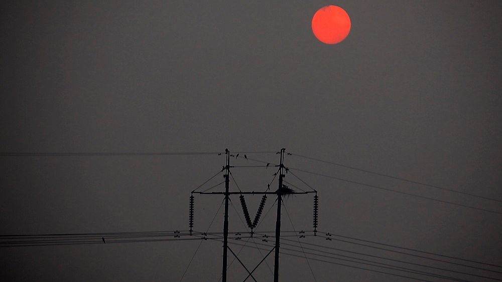 SLIPPER UT MER: Sola står opp og skinner gjennom tykk smog over Beijing. En ny rapport viser at Kinas utslipp av karbondioksid er på linje med utslippene fra EU. Kinas utslipp fortsetter å vokse og økte med 9 prosent i 2011. 