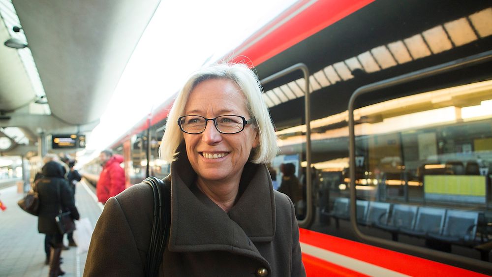 Samferdselsminister Marit Arnstad vil heller bygge ut jernbanen rundt storbyene enn å satse på lyntog. Tidligere denne måneden var hun med på å presentere den nye ruteplanen for Oslo og Østlandet. 