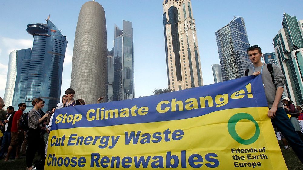 De internasjonale klimaforhandlingene fortsetter denne uka i Doha. Her forbereder miljøaktivister seg på en demonstrasjon. 