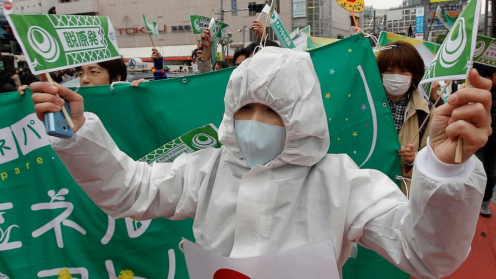 Japanere deltar i en demonstrasjon i Tokyo der de krever at alle kjernekraftverk i landet må stenges. Om knappe to uker er det meningen at det siste av landets atomreaktorer skal stenges, men mange mener at landet ikke vil greie seg uten kjernekraft. FOTO: Kim Kyung-Hoon / REUTERS / NTB scanpix 