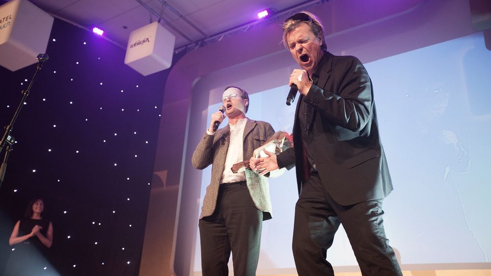 Mottok hedersprisen med duett: Teknologisjefen i Opera Software Håkon Wium Lie overrasket alle deltakerne på årets Gulltastarangement med å synge sammen med konferansier Alex Rosén. 