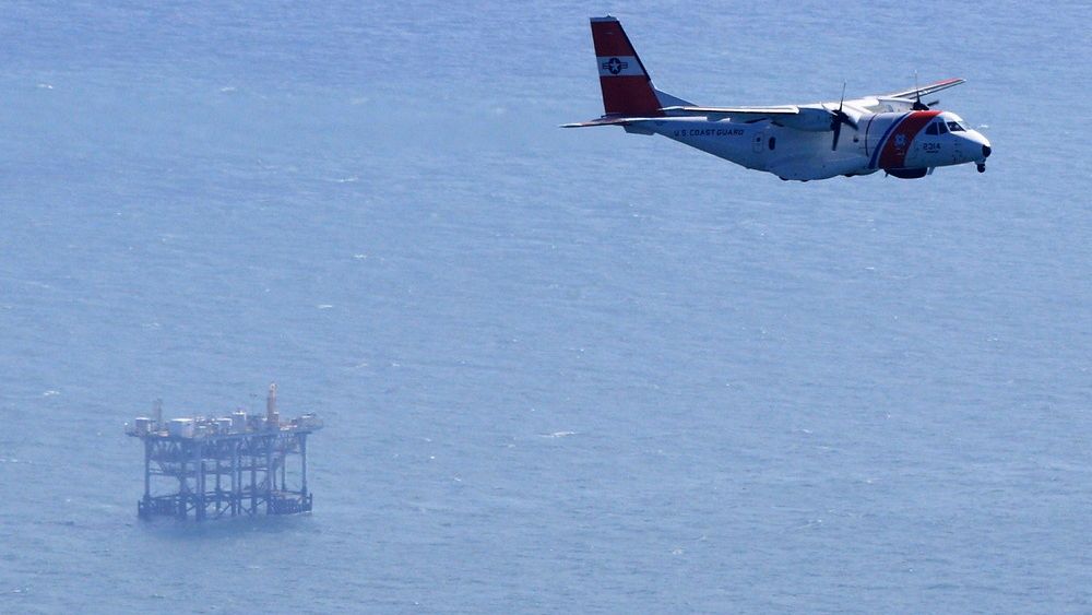 ULYKKESPLATTFORM: Her skjedde eksplosjonen.Et fly fra den amerikanske kystvakten følger med. 