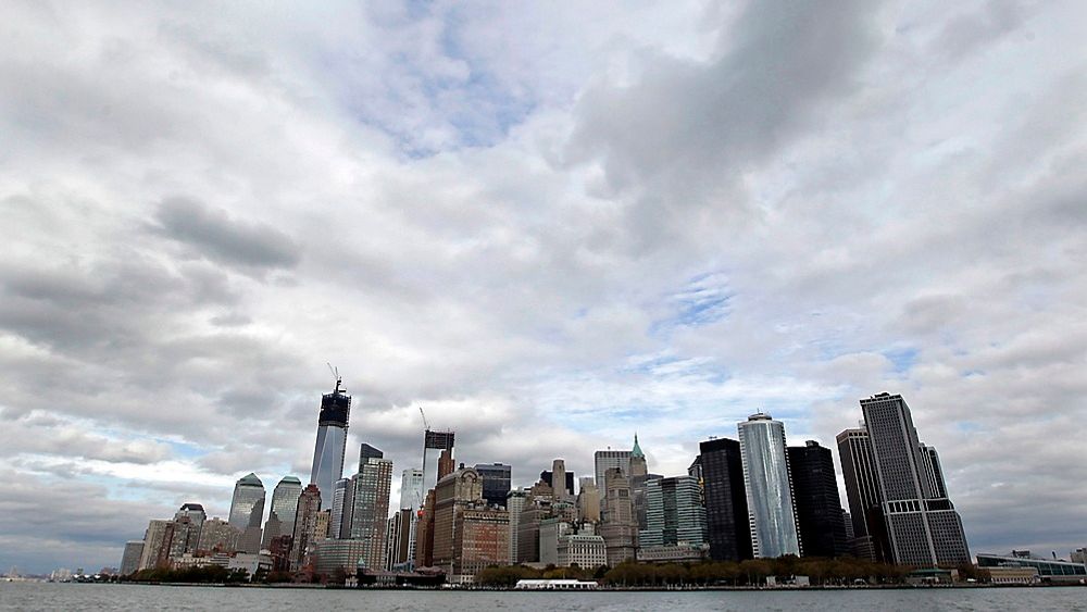 Nedre Manhattan sett fra New York Harbor 31. oktober 2012, to dager etter orkanen Sandy feiet inn over byen. 
