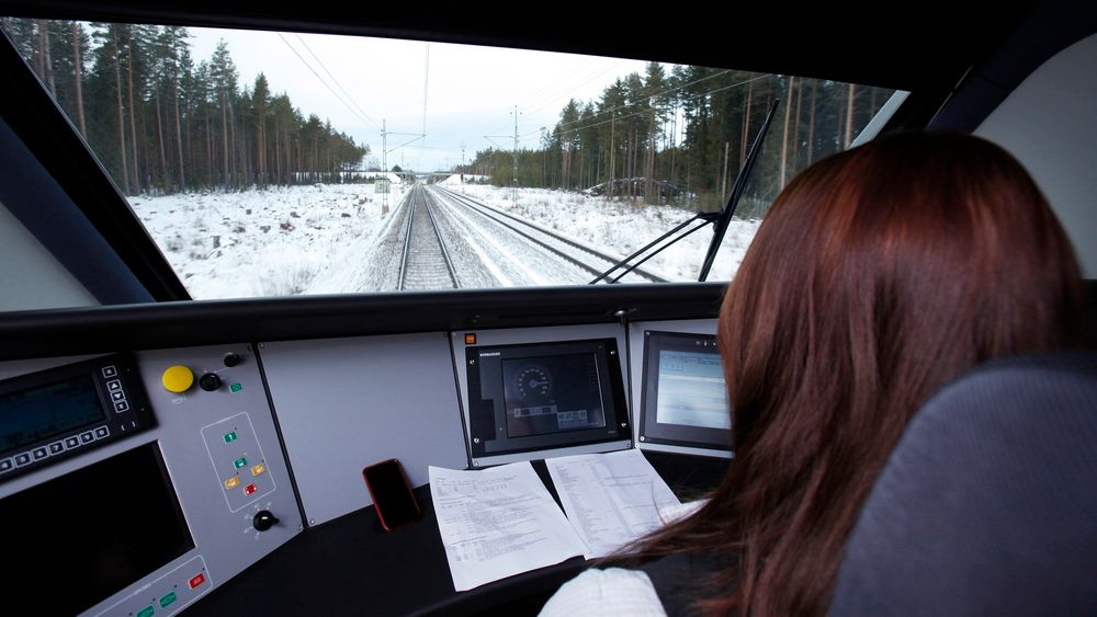 MÅ MODERNISERES: Det finnes ingen alternativ til ERTMS, og innføringen haster, mener Samferdselsdepartementet. I Sverige, hvor dette bildet er fra, har Trafikverket lånt noen av SJs nye Bombardier-høyhastighetstog for å teste ERTMS-systemet. Der er innføringen allerede i gang. 
