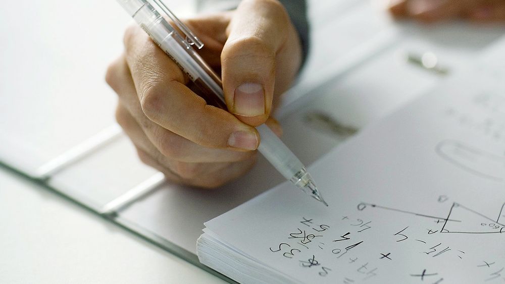 Uvant: Dagens studenter er ikke vant til å løse oppgaver med papir og blyant. Det angir Norsk Matematikkråd som en av årsakene til at resultatene i dag er dårligere enn på 80-tallet. Foto: Colourbox 