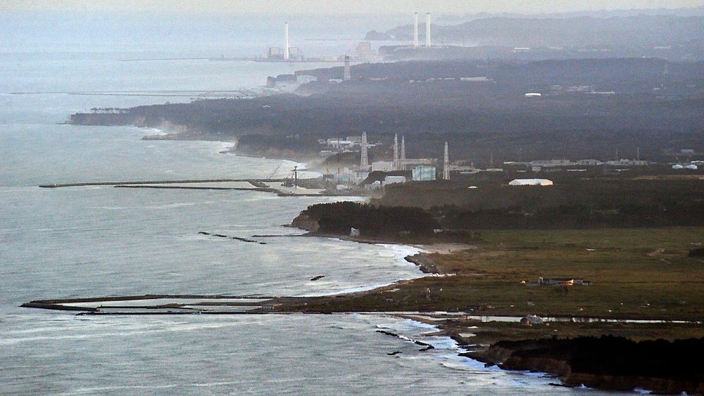 Flyfoto av atomkraftverket Fukushima Daiichi i Japan. En alvorlig krise oppsto ved kraftverket i fjor da en tsunami rammet kysten etter et kraftig jordskjelv. Problemene førte til utslipp av radioaktive stoffer.  