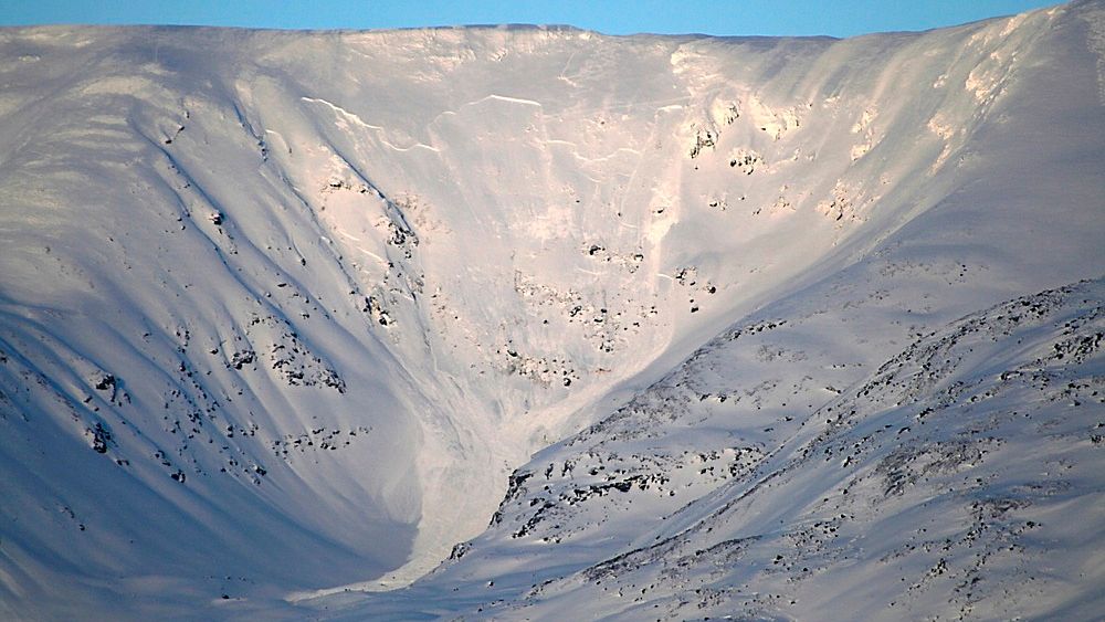 Fjellsiden på Sorbmegaisa-fjellet hvor et snøskred mandag begravet en fransk og fem sveitsiske turister. Fem av de seks omkom. 