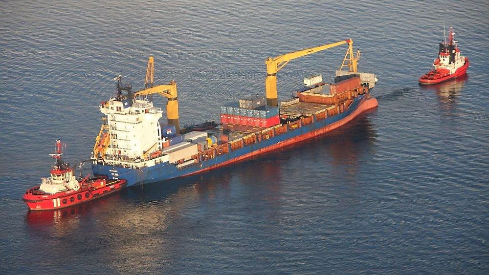 TRYGG: Containerskipet Celina på vei til Johansen Slip & Mek. AS ved Raudeberg i Vågsøy kommune, søndag 18. mars, ni dager etter at det gik på grunn. Ikke en dråpe olje slapp ut under berging og slep.  