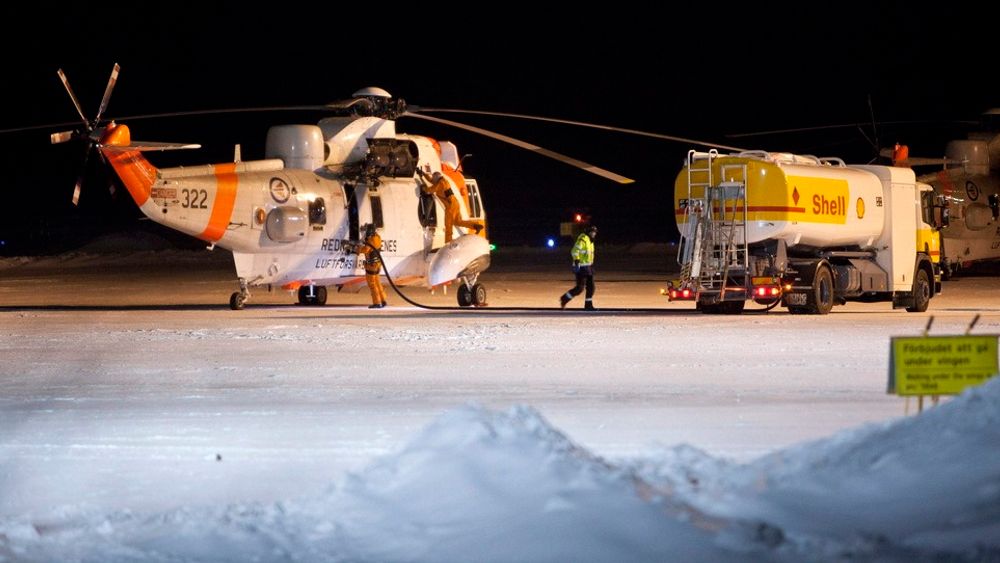 To norske Sea King redningshelikoptre på flyplassen i Kiruna torsdag kveld. Maskinene deltok i letingen etter et savnet norsk Hercules-fly som ble borte på tur mellom Evenes og Kiruna torsdag ettermiddag. 