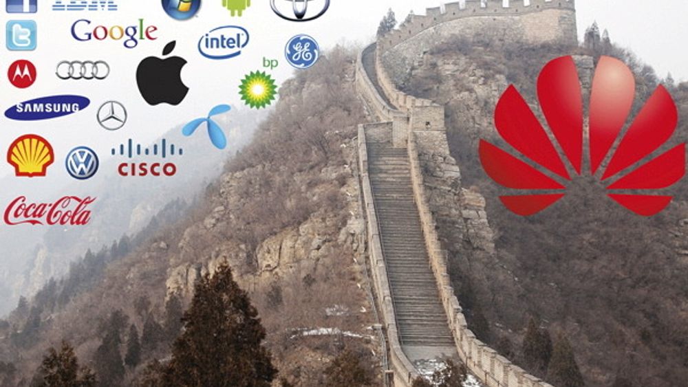 VIL BRYTE UT: Logoen til høyre skal bli den aller første globale merkevaren fra Kina, men først må vestlige skeptikere overbevises. TU slapp som første norske medium inn bak murene til omstridte Huawei Technologies i Kina.