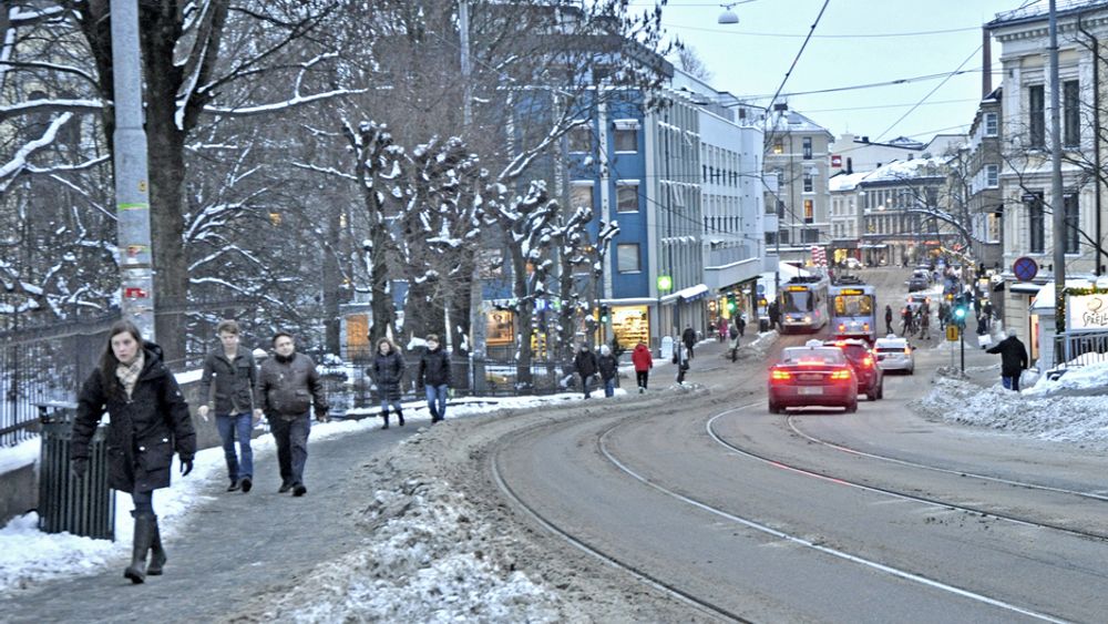 Fortauene langs Hegdehaugsveien og Bogstadveien har ikke en bredde som står i forhold til trafikken. Fotgjengerne til venstre på bildet får bedre plass når trikkeskinnene er flyttet nærmere midten av gata i løpet av året.