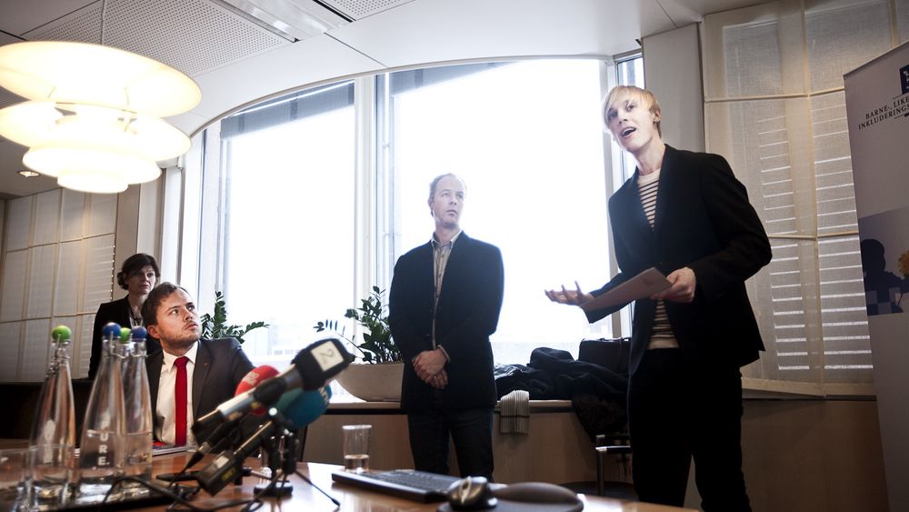 DISKRIMINERING: Forskerne Arnfinn H. Midtbøen (til høyre) og Jon Rogstad presenterte funnene for statsråd Audun Lydbakken.