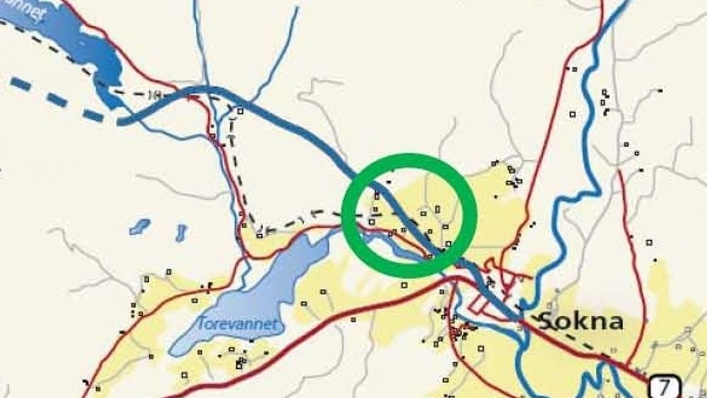 Ny riksveg 7 er markert med blå, heltrukket linje, Bergensbanen er markert med svart, stiplet linje. Den grønne sirkelen markerer jernbanestrekningen som skal legges om. Ill.: Statens vegvesen