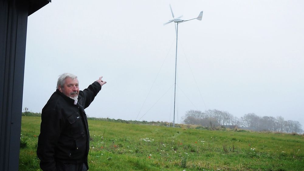 SPARER MYE: Max Jacobsen viser stolt fram sin vindmølle, som gjør at han har fått kuttet strømregningen betraktelig.