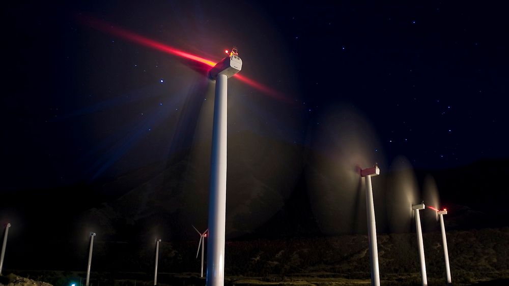 SKJEMMENDE LYS: Slik kan det bli seende ut ved norske vindparker hvis Luftfartstilsynet får gjennomslag for sitt forslag til strengere merkeregler for vindkraftverk.