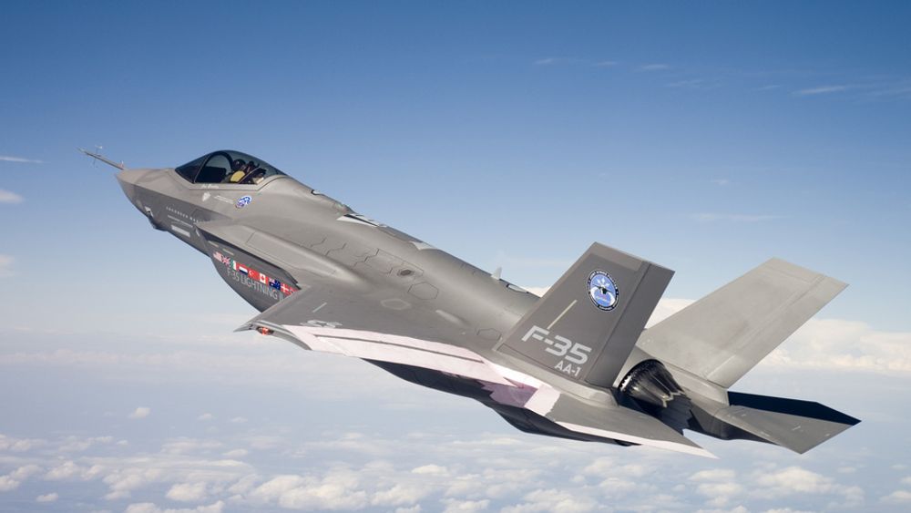 Utsettelsen er begrunnet med at utviklingen av de nye F35-jagerflyene er 18 måneder forsinket.