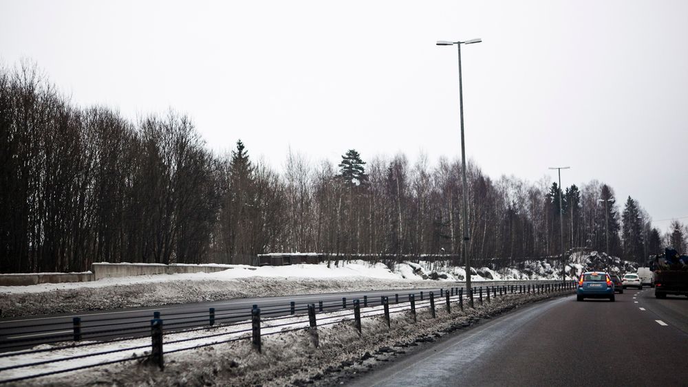 MER WIRE: Samferdselsdepartementet vurderer nå å bruke wirerekkverk på veier helt ned til 10 meters bredde. Her er wire montert på E18 mellom Drammen og Oslo.