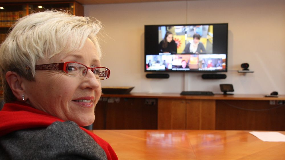 HAR EN PLAN: Kommunalminister Liv Signe Navarsete kan ikke løse trafikkproblemene mot Oslo, men har skissert en plan for økt omfang på videomøter nasjonalt.