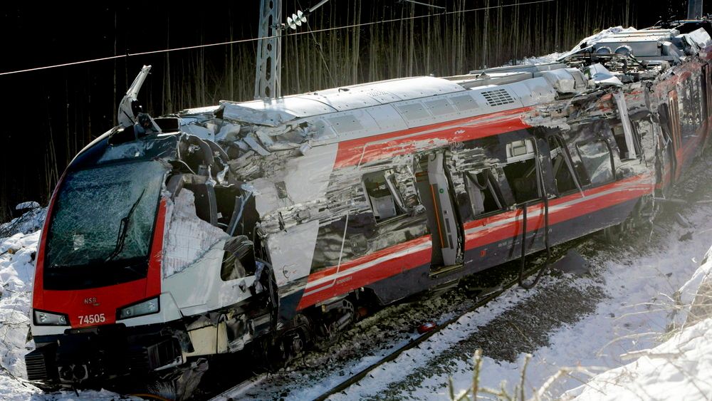 Flere personer skal være skadd etter at et Flirt-tog sporet av under testkjøring på Vestfoldbanen mellom Nykirke og Holmestrand onsdag formiddag