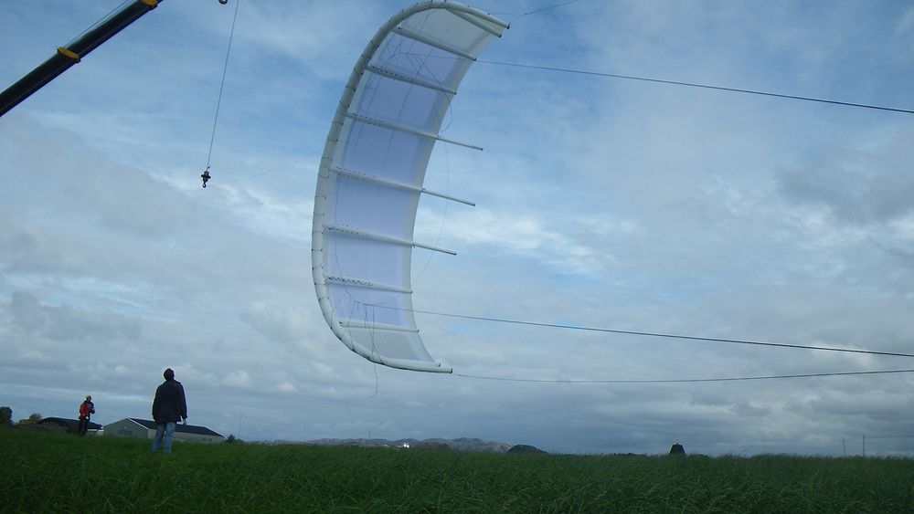 Under en test av konvensjonelle kiter i 2009, målte Kitemill trekkrefter på over 4,5 metriske tonn. På grunn av dette er kitene som blir brukt i prosjektet i dag laget av rigide materialer.