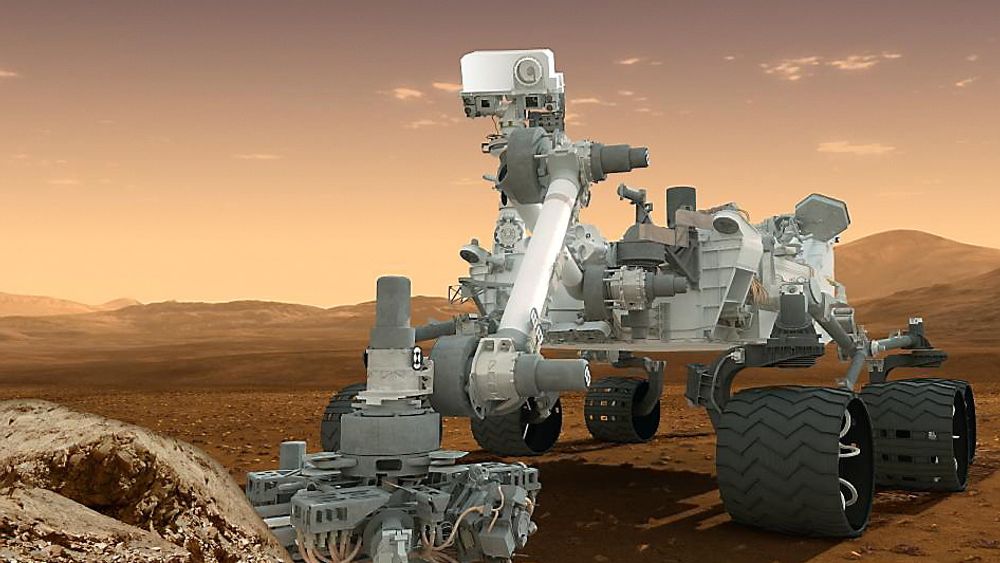 Curiosity har en to meter lang arm med boremaskin for å hente inn materialprøver fra Mars. 
