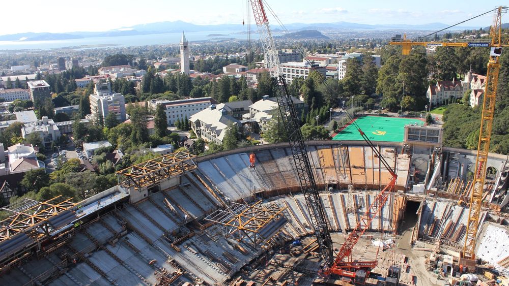UTSIKT: Presseboksen heises på plass. Fra stadion har publikum panoramautsikt til Berkeleys kjente klokketårn og San Francisco-bukta.  Foto: Forell/Elsesser Engineers   