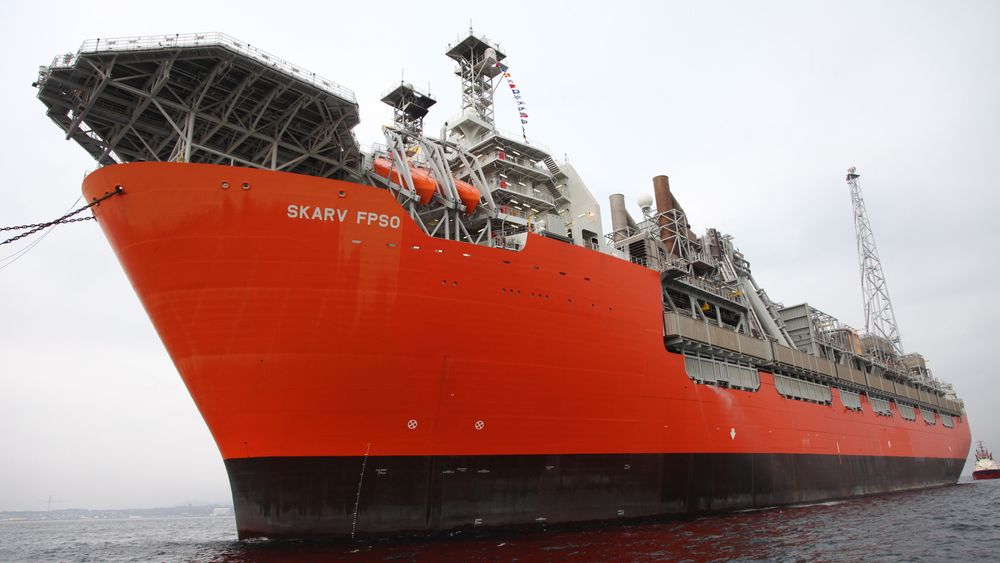Tekniske problemer på den flytende produksjonsenheten på Skarv-feltet gjør at man verken får produsert olje eller gass. Operatør BP håper å ha fikset feilene i løpet av måneden.
