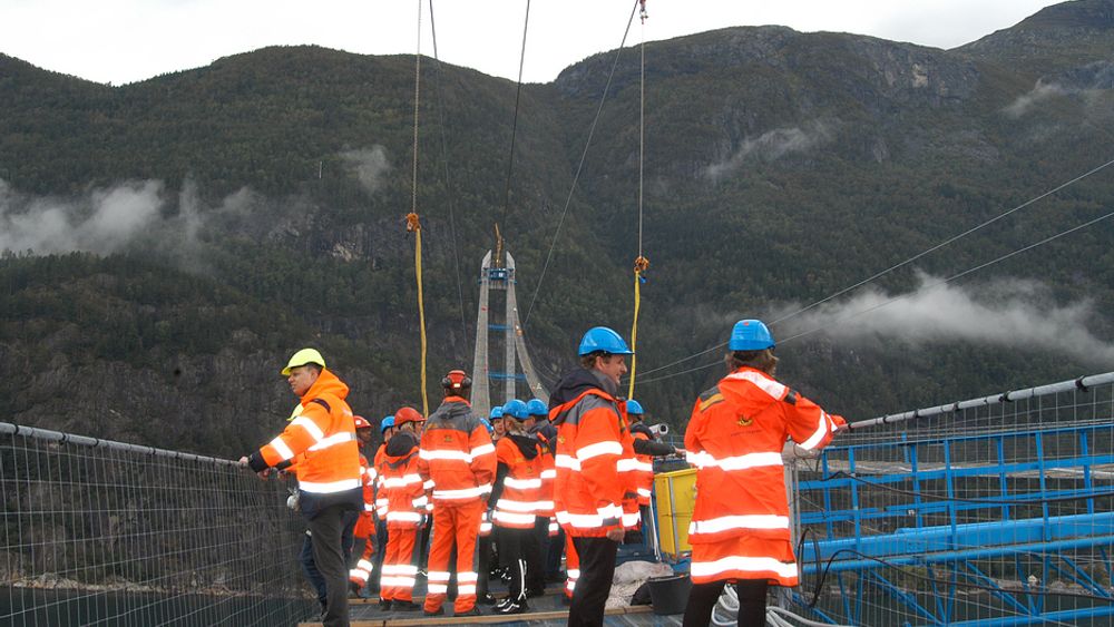 GANGBRU: For første gang kan man nå gå tvers over Hardangerfjorden. En midlertidig arbeidsplattform er nå ferdig og blir stående nesten til broen er klar til åpning.